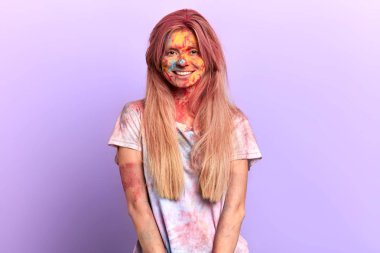 festivalden sonra memnuniyetini ifade eden sevinçli güzel kadın