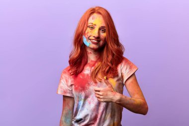 neşeli gülümseyen zencefil kız başparmak gösteren