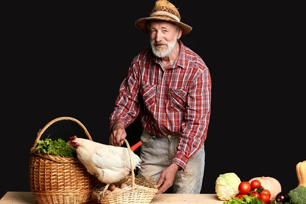 Hombre jubilado disfruta de estilo de vida rural, crece en invernadero verduras favoritas — Foto de Stock