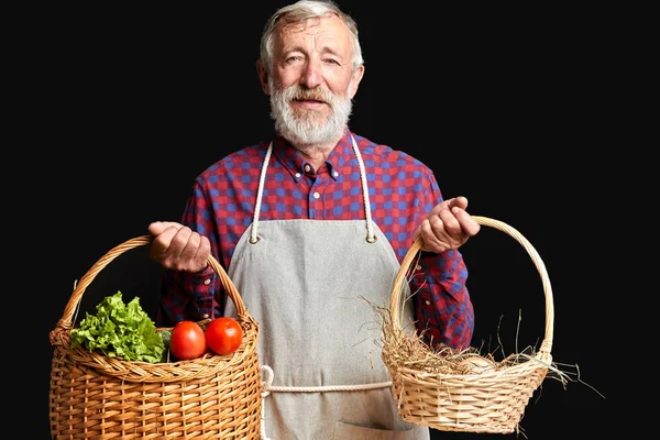 Retrato de homem agricultor com rugas e barba cinza, de avental e camisa marcada — Fotografia de Stock