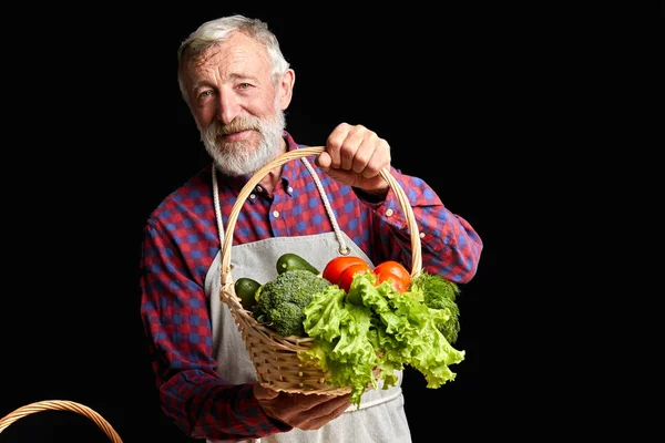 Amable hombre de pueblo maduro recogió de invernadero algunas verduras frescas — Foto de Stock