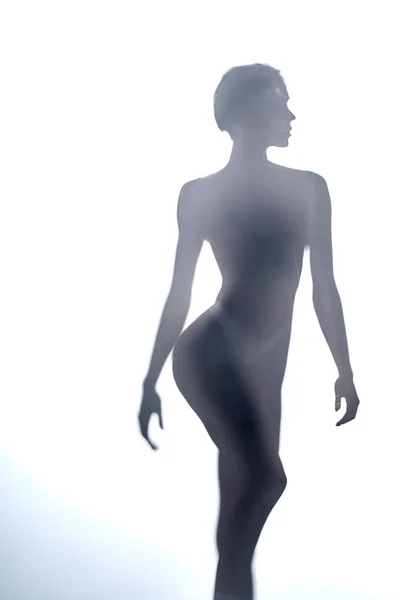 Menina sexual com ideal, corpo perfeito em pé atrás da parede de vidro borrada — Fotografia de Stock