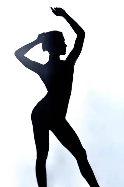 Silhouette einer Frau, die sich fit hält — Stockfoto