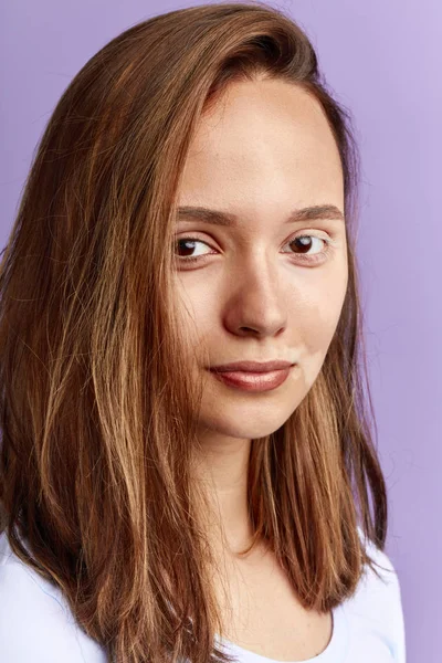 Menina quer ter pele bonita, cuidando do rosto — Fotografia de Stock