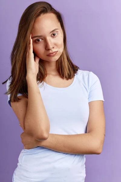 Fille malheureuse toucher son temple, penser à des méthodes de suppression des taches — Photo