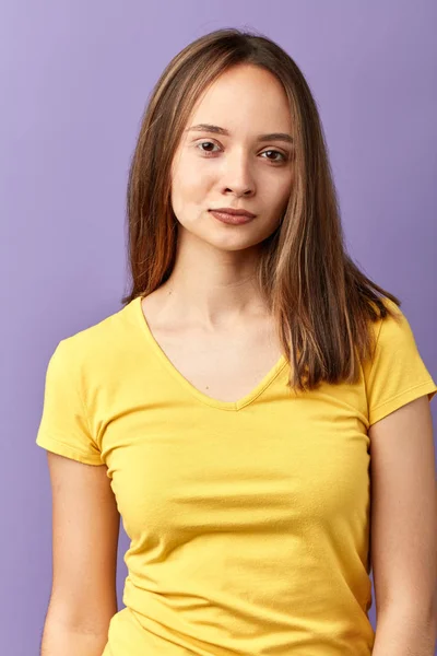 Schöne geile Frau in stylischem gelben T-Shirt, die in die Kamera schaut — Stockfoto