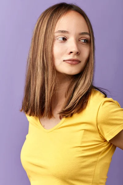 Belle fille aux cheveux raides bruns a un déséquilibre vitaminique — Photo