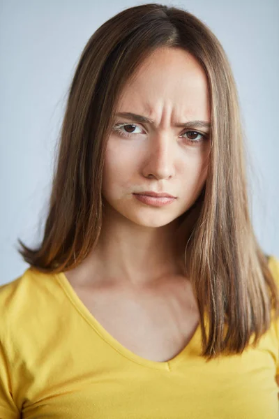 Frown poważne dziewczyna nie jest zadowolony z jej skóry — Zdjęcie stockowe