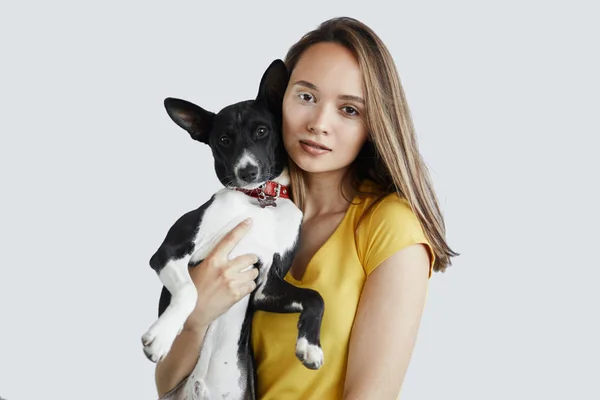 Потрясающая молодая женщина, держащая собаку — стоковое фото