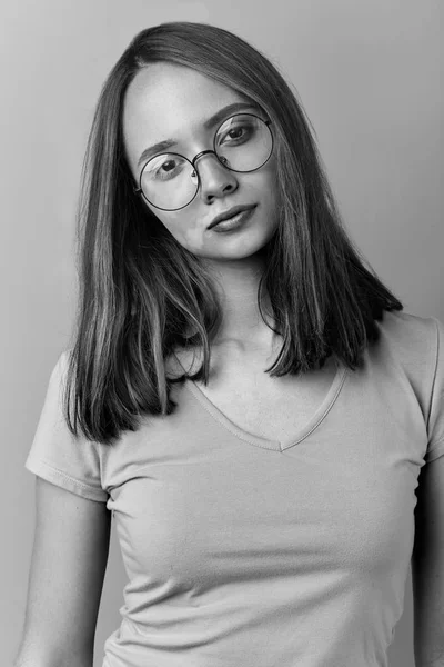 Menina atraente em camiseta olhando para a câmera — Fotografia de Stock