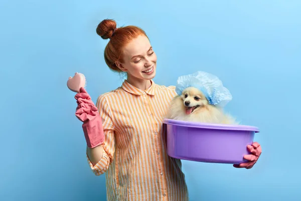 Tipo bela menina gengibre gostando de cuidar de um cão — Fotografia de Stock