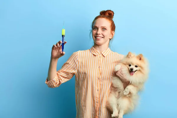 Divertido veterinario sonriente va a dar inyección a la mascota —  Fotos de Stock