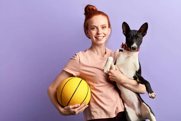 Jovem gengibre feliz menina brincando com seu cão — Fotografia de Stock