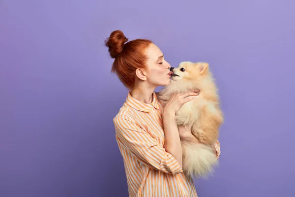 Momento romantico, zenzero ragazza baciare il suo cane — Foto Stock