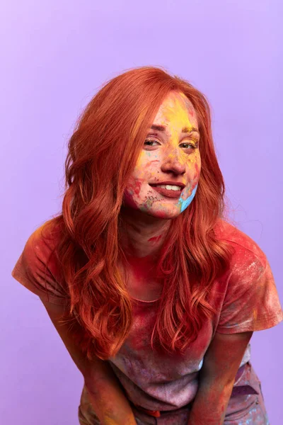 Güzel uzun kızıl saçlı kız onun boyalı yüzü hakkında övünme — Stok fotoğraf