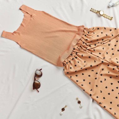 yaz tatili için elbiselerini hazırlayan kız, yürüyüş