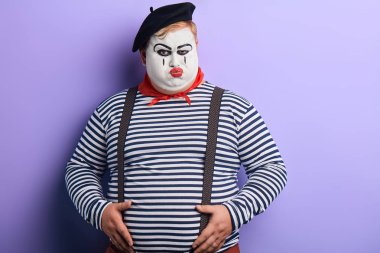 ciddi mutsuz sıkı palyaço bir skeç performans