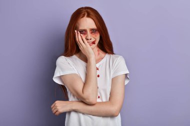 siyah gözleri avuç içi ile yanak dokunmadan ağlayan kadın