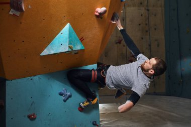 Yapay tırmanma duvarlarında bedensel engellieğitimi ile motive kaya tırmanıcı