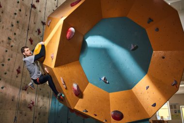 Fiziksel engelli erkek dağcı bouldering spor salonunda kapalı trenler