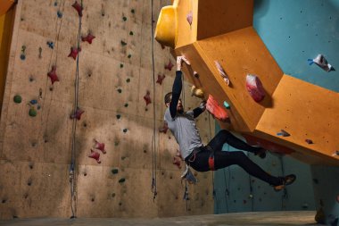 Isındıktan sonra profesyonel fiziksel engelli boulderer eğitim sert