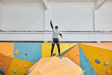 Fiziksel olarak zorlanan boulderer imkansız hiçbir şey olduğunu gösterir