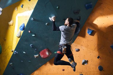 Bouldering spor salonunda yeni ekstrem hobi uygulayan fiziksel engelli adam