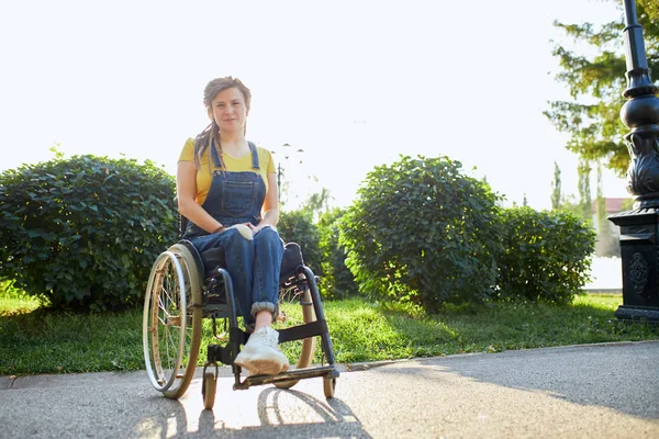 Позитивная девушка-инвалид, смотрящая в камеру — стоковое фото