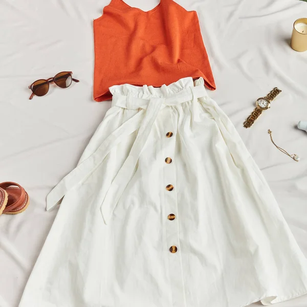 Удобная белая юбка и красный топ для прогулок в летний день — стоковое фото