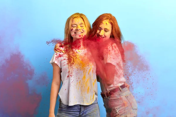 Blonde och Ginger Girls få nöje från Holi festival — Stockfoto