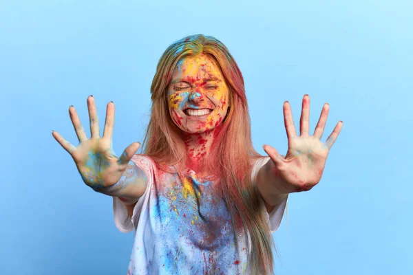 Positiv lächelndes Mädchen mit geschlossenen Augen, die ihre schmutzigen Handflächen zeigen — Stockfoto