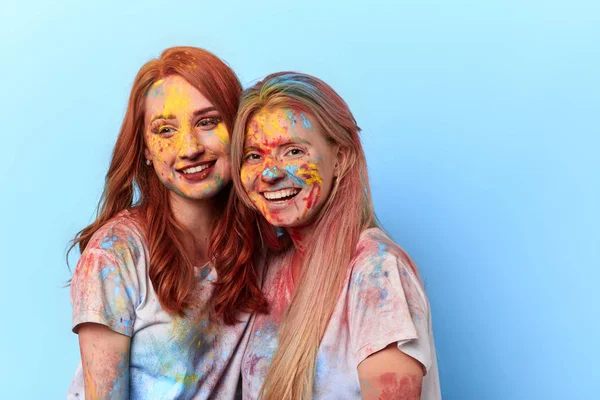 Güzel büyüleyici kızlar renkler festivaline katıldı — Stok fotoğraf