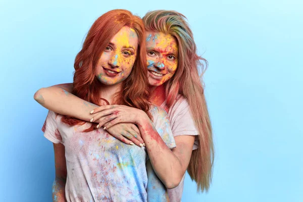 Meninas enchendo seu dia com cores de alegria, prosperidade, felicidade, paz — Fotografia de Stock