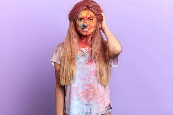 Mulher atraente loira otimista joga com cores em Holi — Fotografia de Stock