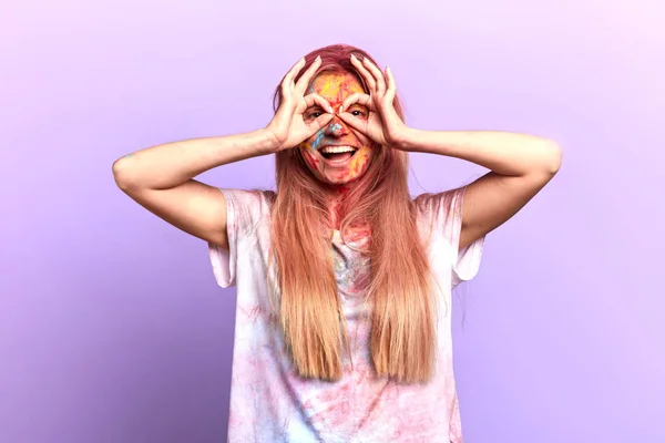 Divertida sonriente chica de pelo rubio haciendo gafas con los dedos — Foto de Stock