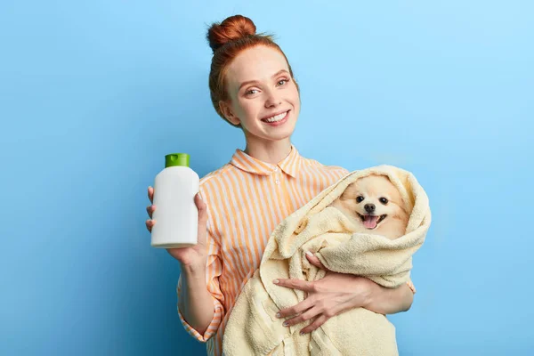 Charming attractive pet owner advertising the shampoo — Stock Photo, Image