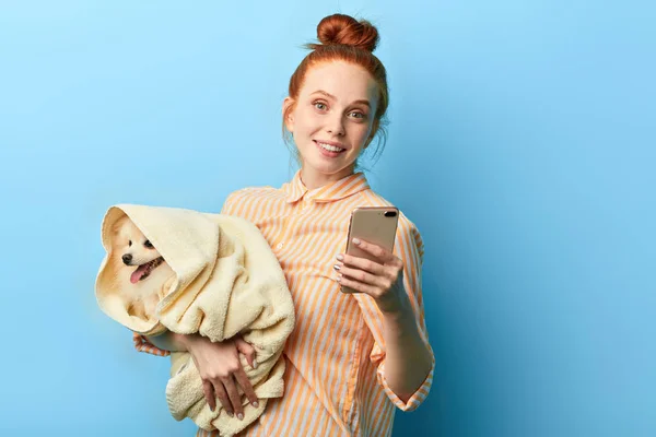 Attrayant sourire fille faire un appel téléphonique à son ami — Photo