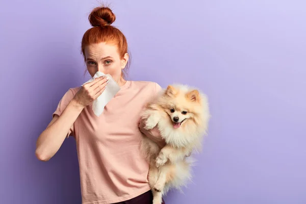 Agréable jeune femme dans sylish casual vêtements fermeture son nez avec serviette en papier — Photo