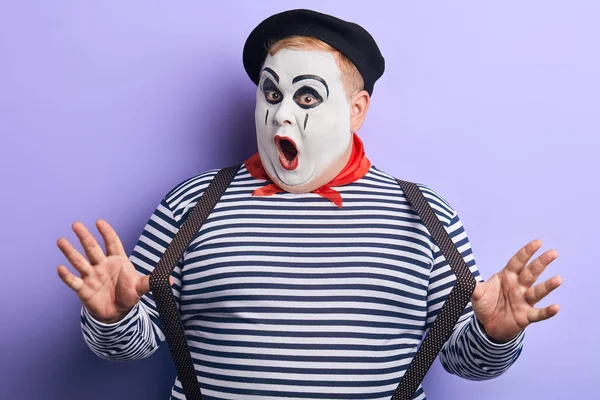 Funny förvånad clown med öppen mun Overtornea ng hans hängslen — Stockfoto
