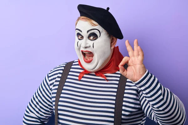 Plump clown visar OK skylt, vilket gör roliga grimaser — Stockfoto