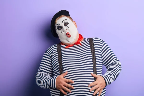 Сумасшедший клоун делает лица, безумие, безумие концепции — стоковое фото