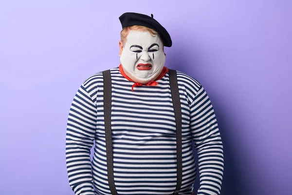 Nervous fat artist weeping in the studio with blue wall — Stock Photo, Image