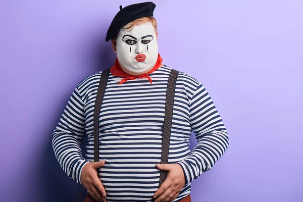 Poważny nieszczęśliwy surowy clown wykonując szkic — Zdjęcie stockowe