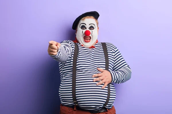 Толстый клоун показывает направление указательным пальцем — стоковое фото
