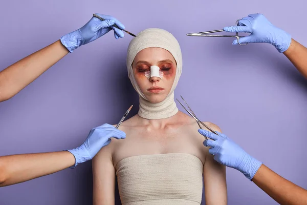 Menina ferida com os olhos fechados passar tempo na clínica de cosméticos — Fotografia de Stock