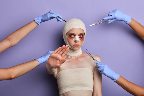 Menina ferida com bandagem sobre a cabeça mostrando parar gesto — Fotografia de Stock