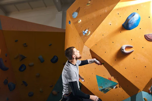 Escalador se prepara para bouldering competencia entre las personas con discapacidad física —  Fotos de Stock