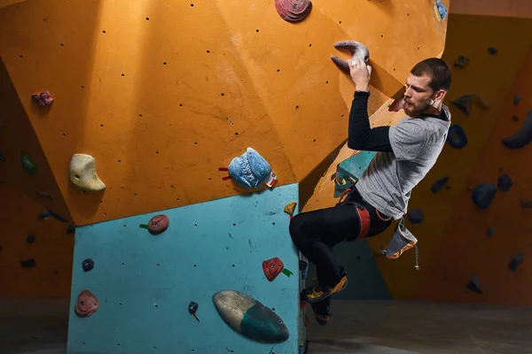 Schöner athletischer Boulderer, der hart in Indoor-Klettern trainiert — Stockfoto