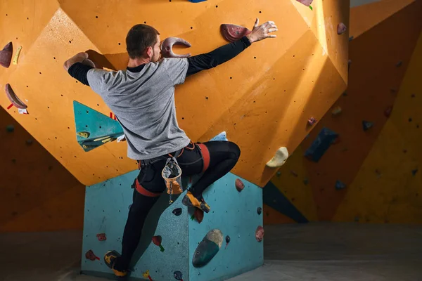 Escalador atlético flexible sin entrenamiento de antebrazo duro en el gimnasio de bouldering —  Fotos de Stock