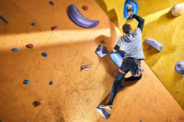 Fuerte hombre activo con discapacidad física disfruta de pasatiempo bouldering —  Fotos de Stock